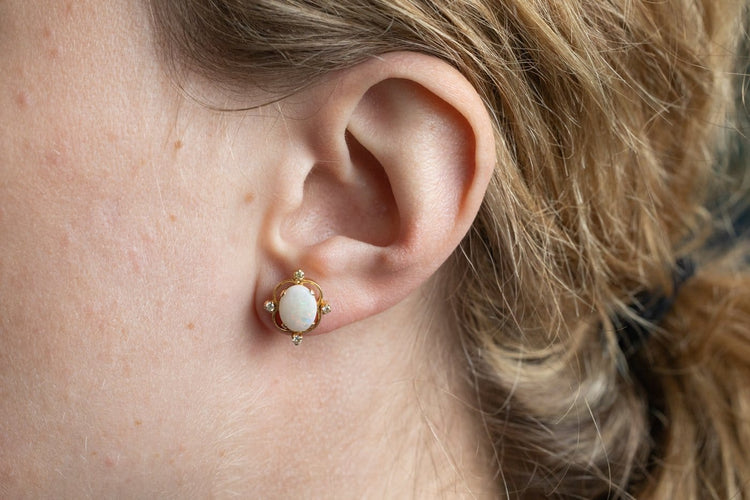 Boucles d'oreilles Boucles d'oreilles anciennes en or jaune, opales et diamants 58 Facettes 12384