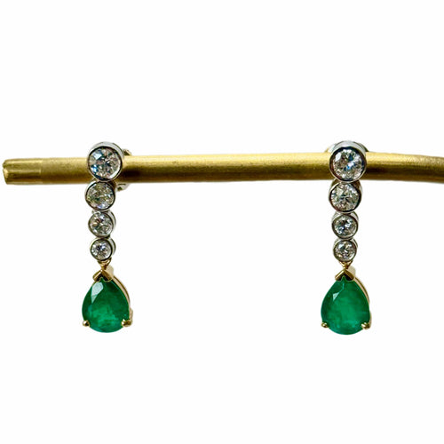 Boucles d'oreilles Boucles d'oreilles - Pendants en or gris 18K émeraudes 58 Facettes REF24017-181