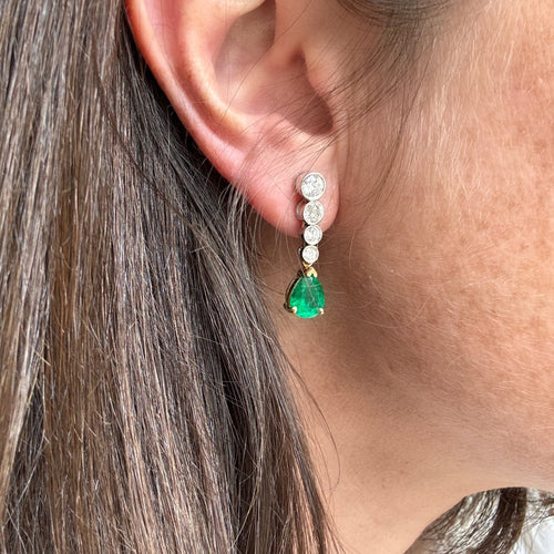 Boucles d'oreilles Boucles d'oreilles - Pendants en or gris 18K émeraudes 58 Facettes REF24017-181