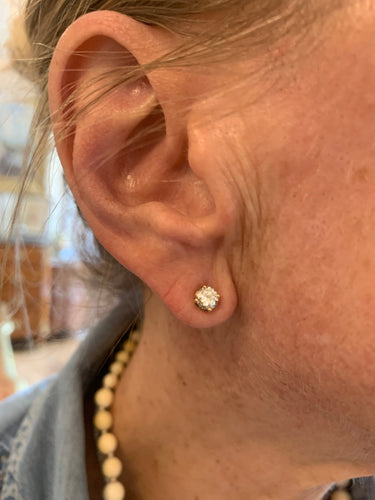 https://cdn.shopify.com/s/files/1/0647/1470/3075/files/Bouclesd_OreillesdeLuxe-Clousd_OreillesDiamants0.90CaratsOrJaune-JoaillerieParis-LesPierresdeJulie_2.jpg?v=1781520062