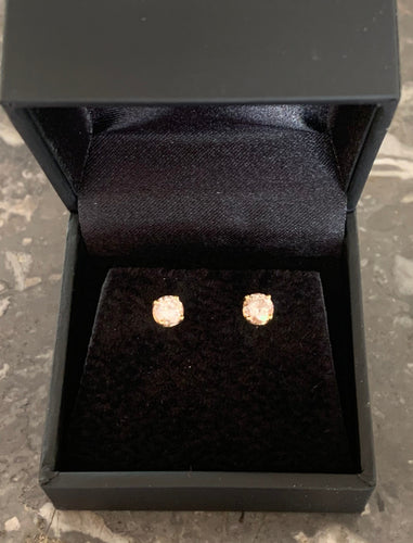 https://cdn.shopify.com/s/files/1/0647/1470/3075/files/Bouclesd_OreillesdeLuxe-Clousd_OreillesDiamants0.90CaratsOrJaune-JoaillerieParis-LesPierresdeJulie_3.jpg?v=1781520061