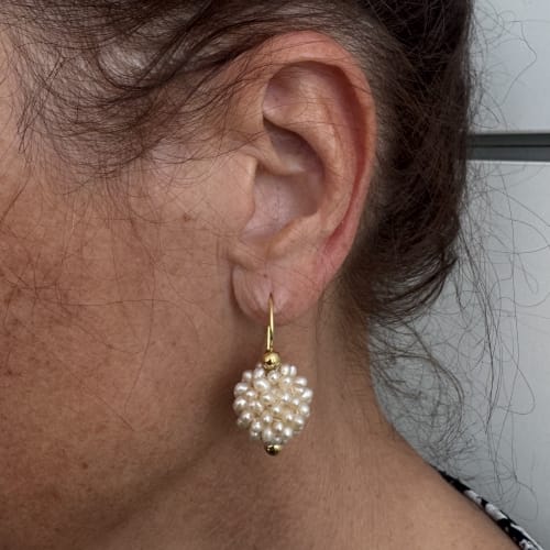 https://api-ledial.emberware.it/app/uploads/2026/06/36791-orecchini-oro-monachella-perle_indossato_sito-51.jpg