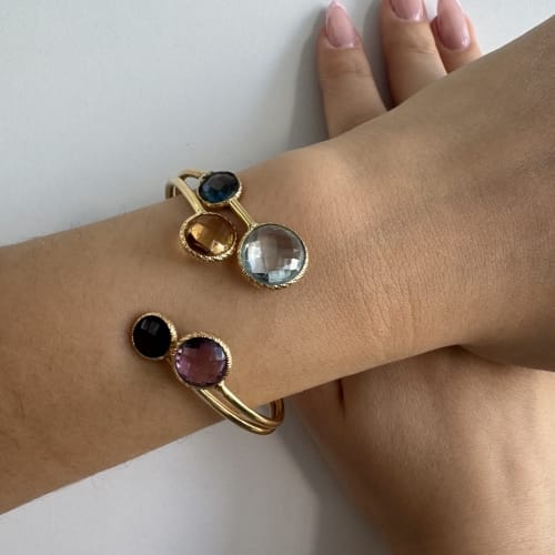 https://api-ledial.emberware.it/app/uploads/2026/06/41831-bracciale-oro-rigido-pietre-colorate-topazio-citrino-ametista-granato_indossato_sito-51.jpg