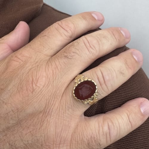 https://api-ledial.emberware.it/app/uploads/2026/06/38403-anello-oro-scudo-uomo-corniola_indossato_sito-51.jpg