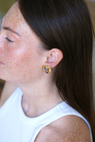Boucles d'oreilles Boucles d'oreilles en or jaune, saphirs, rubis et diamants 58 Facettes
