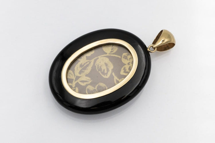 old-secretary-sentimental-medallion-made-of-onyx-with-a-flower-basket-motif-with-rubies-emeralds-and-pearls (4).jpg