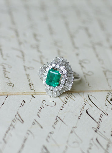 Bague 51 Jupe - Bague en or blanc avec émeraude colombienne et diamants 58 Facettes