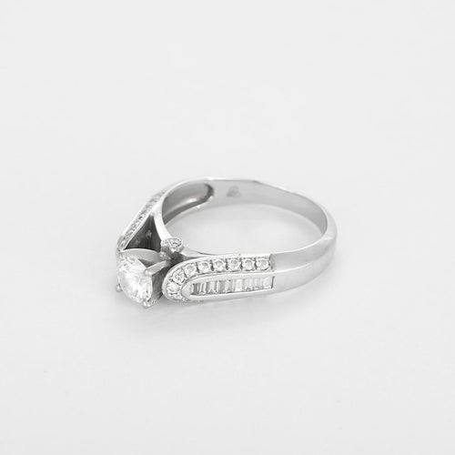Bague 52 Bague solitaire en or gris, diamant 0,50 ct et petits diamants 58 Facettes B260255