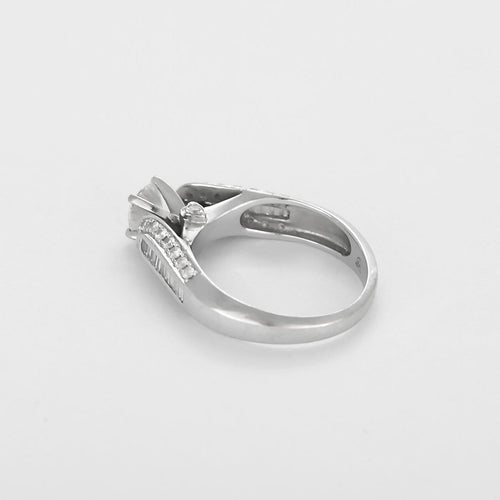 Bague 52 Bague solitaire en or gris, diamant 0,50 ct et petits diamants 58 Facettes B260255