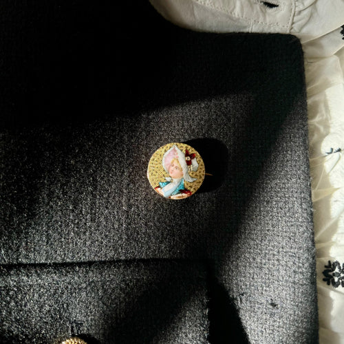 Broche Broche femme au chapeau en or jaune 18K et diamants 58 Facettes REF24024-188