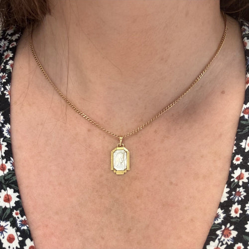 Pendentif Médaille religieuse Vierge en or jaune 18K et nacre 58 Facettes REF24066-229