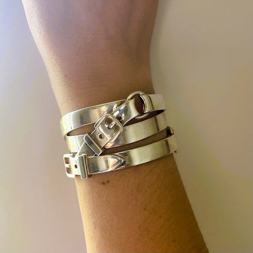 HERMES_Brazalete rígido Débridée en plata_llevado.jpeg