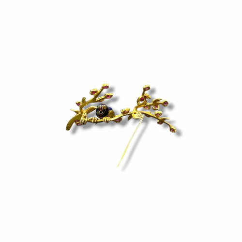 Broche Broche oiseau dans un cerisier en or jaune 18K, rubis 58 Facettes REF2503-270