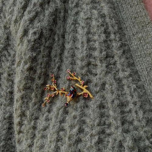 Broche Broche oiseau dans un cerisier en or jaune 18K, rubis 58 Facettes REF2503-270