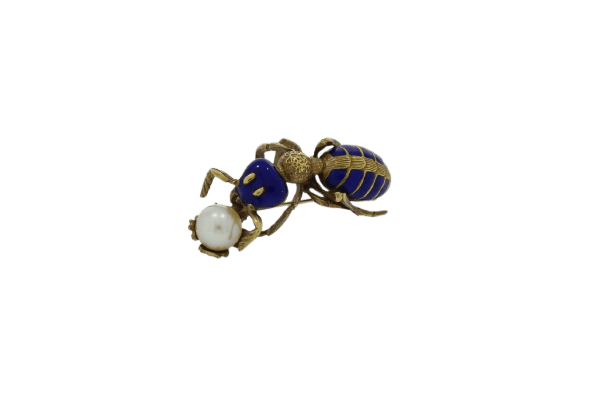 Antik myrebroche i 18K gult guld, emalje og naturperle 