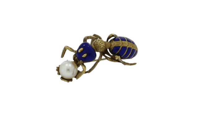 Antik myrebroche i 18K gult guld, emalje og naturperle 