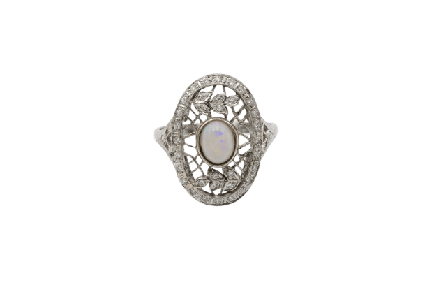 Bague 52 Bague en or blanc avec opale et diamants taille rose 58 Facettes 12399