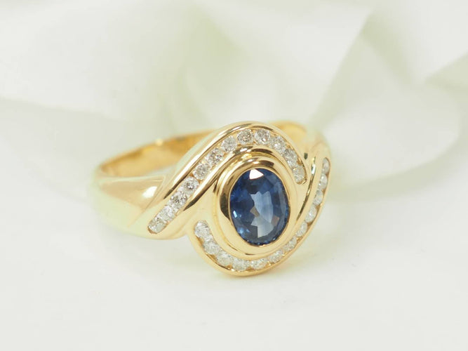 Bague 54 Bague en or jaune, saphir ovale et diamants 58 Facettes 33549