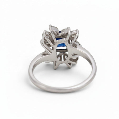 https://cdn.shopify.com/s/files/1/1015/8633/8124/files/vintage-modernist-18k-gold-daisy-sapphire-diamond-ring-back.jpg?v=1782640730