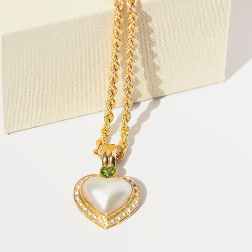 https://cdn.shopify.com/s/files/1/0442/6560/3235/files/herzanhaenger-mabe-perle-peridot-diamanten-750-goldhoney-jewelry-3303615.jpg?v=1782517345