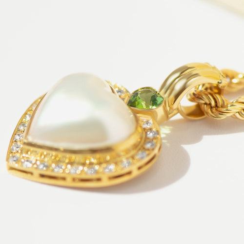 https://cdn.shopify.com/s/files/1/0442/6560/3235/files/herzanhaenger-mabe-perle-peridot-diamanten-750-goldhoney-jewelry-1663636.jpg?v=1782517344