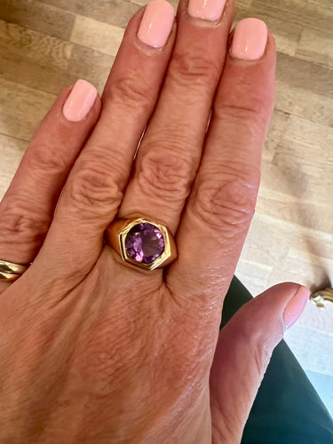 https://cdn.shopify.com/s/files/1/0647/1470/3075/files/BaguedeLuxe-BagueChevaliereAmethyste2.73CaratsOrJaune-JoaillerieParis-LesPierresdeJulie_3.jpg?v=1782375983