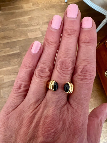 https://cdn.shopify.com/s/files/1/0647/1470/3075/files/BagueVintage-BagueOuverteSaphirsCabochonsOrJaune-JoaillerieParis-LesPierresdeJulie_3.jpg?v=1782377174