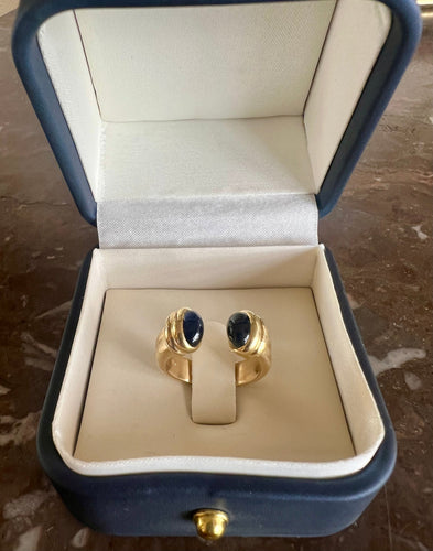 https://cdn.shopify.com/s/files/1/0647/1470/3075/files/BagueVintage-BagueOuverteSaphirsCabochonsOrJaune-JoaillerieParis-LesPierresdeJulie_4.jpg?v=1782377174