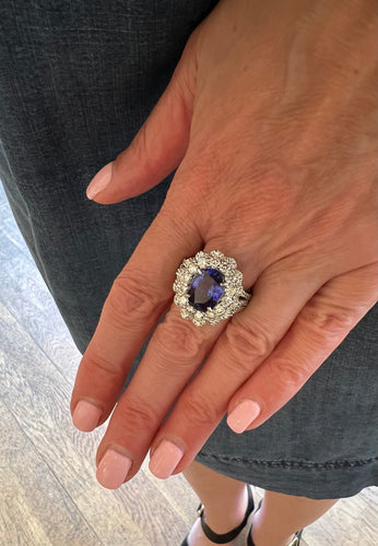 https://cdn.shopify.com/s/files/1/0647/1470/3075/files/BaguedeFiancailles-BaguePompadourTanzanite3.50CaratsDiamantsOrGris-JoailleriePairs-LesPierresdeJulie_4.jpg?v=1782377926