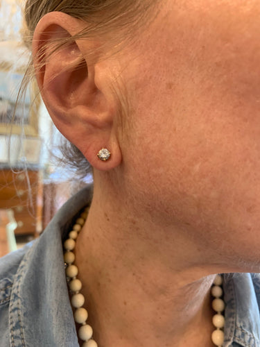 https://cdn.shopify.com/s/files/1/0647/1470/3075/files/Bouclesd_OreillesdeLuxe-Clousd_OreillesDiamants0.80CaratsOrJaune-JoaillerieParis-LesPierresdeJulie_1.jpg?v=1782378989