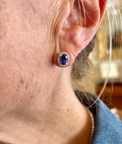 https://cdn.shopify.com/s/files/1/0647/1470/3075/files/Bouclesd_OreillesdeLuxe-Clousd_OreillesTanzanitesDiamantsOrGris-JoaillerieParis-LesPierresdeJulie_3.jpg?v=1782380048