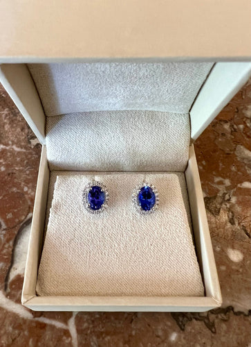 https://cdn.shopify.com/s/files/1/0647/1470/3075/files/Boucles_d_Oreilles_de_Luxe_-_Clous_d_Oreilles_Tanzanites_Diamants_Or_Gris_-_Joaillerie_Paris_-_Les_Pierres_de_Julie.jpg?v=1782388187