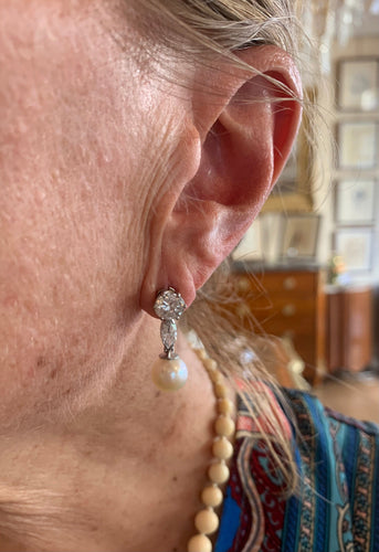 https://cdn.shopify.com/s/files/1/0647/1470/3075/files/Bouclesd_OreillesdeLuxe-Clousd_OreillesPendantsTransformablesDiamantsPerlesPlatineOrGris-JoailleriePa_3.jpg?v=1782382069
