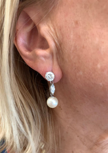 https://cdn.shopify.com/s/files/1/0647/1470/3075/files/Bouclesd_OreillesdeLuxe-Clousd_OreillesPendantsTransformablesDiamantsPerlesPlatineOrGris-JoailleriePa_3.jpg?v=1782382069