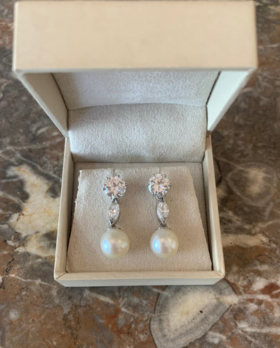 https://cdn.shopify.com/s/files/1/0647/1470/3075/files/Bouclesd_OreillesdeLuxe-Clousd_OreillesPendantsTransformablesDiamantsPerlesPlatineOrGris-JoailleriePa_4.jpg?v=1782382070
