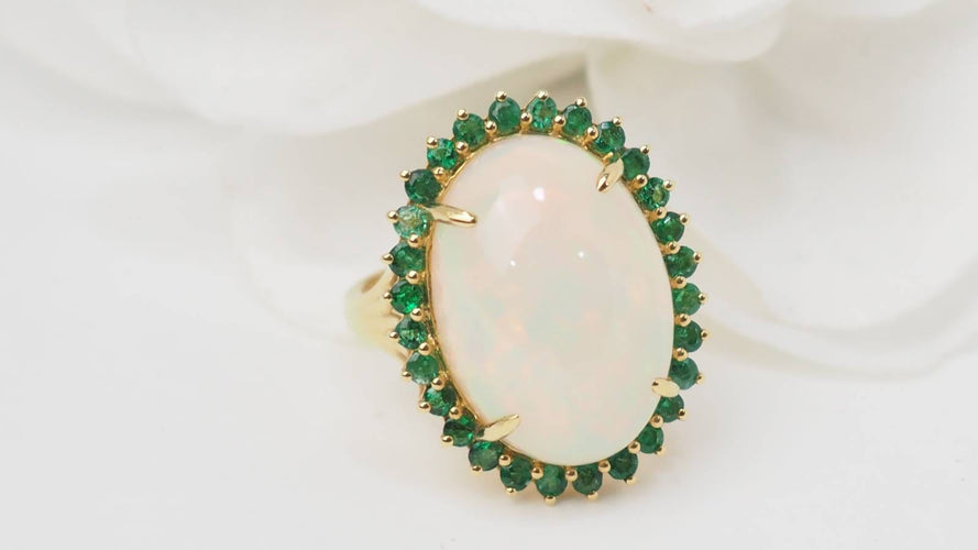 Bague Bague ovale en or jaune, opale cabochon et émeraudes 58 Facettes 32639