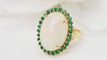Bague Bague ovale en or jaune, opale cabochon et émeraudes 58 Facettes 32639