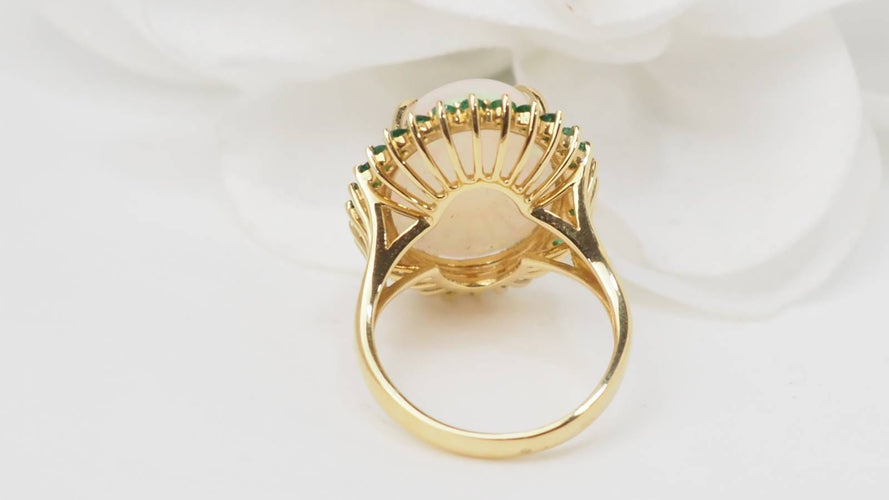 Bague Bague ovale en or jaune, opale cabochon et émeraudes 58 Facettes 32639