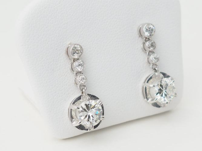 Boucles d'oreilles Dormeuses anciennes - Boucles d'oreilles en or blanc et diamants 58 Facettes 32108