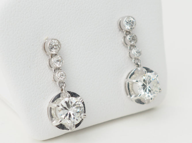 Boucles d'oreilles Dormeuses anciennes - Boucles d'oreilles en or blanc et diamants 58 Facettes 32108