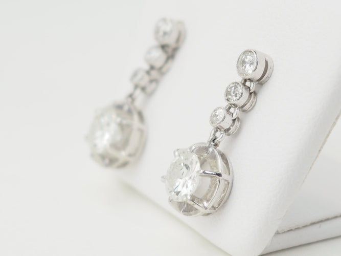 Boucles d'oreilles Dormeuses anciennes - Boucles d'oreilles en or blanc et diamants 58 Facettes 32108