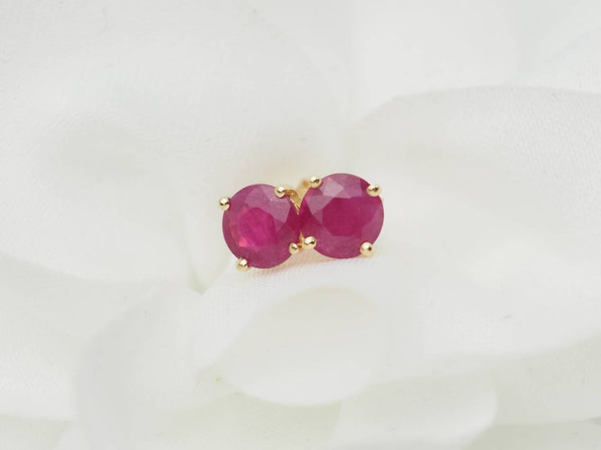 Boucles d'oreilles Puces d'oreilles en or jaune et rubis 58 Facettes BORub