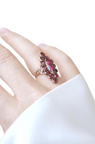 Bague 53.5 Bague marquise ancienne en or rose et grenats de Perpignan 58 Facettes