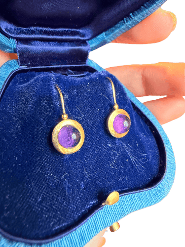 Boucles d'oreilles Boucles d'oreilles dormeuses en or jaune 18k et améthystes 58 Facettes adaaddaaff