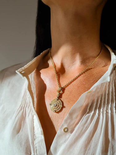 collana_labirinto_indossata_master.webp