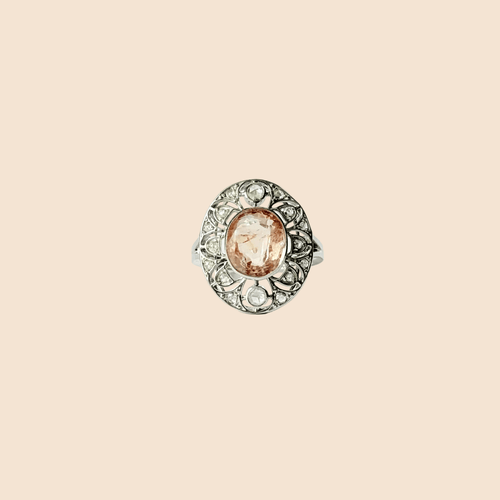https://cdn.shopify.com/s/files/1/0943/8576/6747/files/bague-saphir-rose-diamants.png?v=1783006610