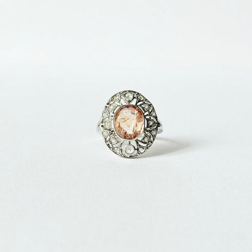 https://cdn.shopify.com/s/files/1/0943/8576/6747/files/bague-saphir-rose-diamants.jpg?v=1783006510