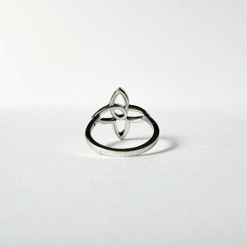 https://cdn.shopify.com/s/files/1/0943/8576/6747/files/bague-louis-vuitton-diamants-or.jpg?v=1783007846