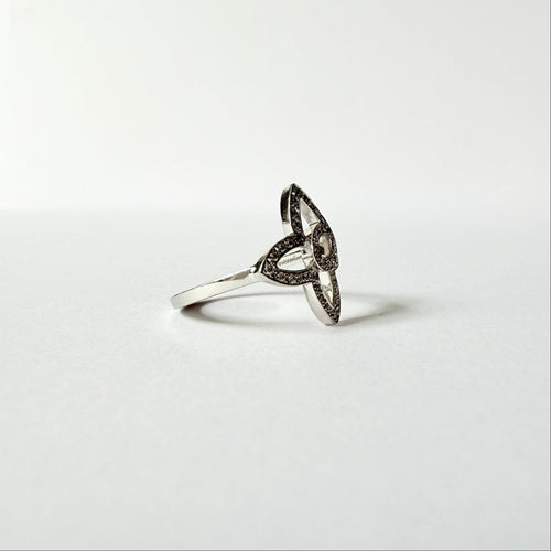 https://cdn.shopify.com/s/files/1/0943/8576/6747/files/louis-vuitton-bague-blossom.jpg?v=1783007979