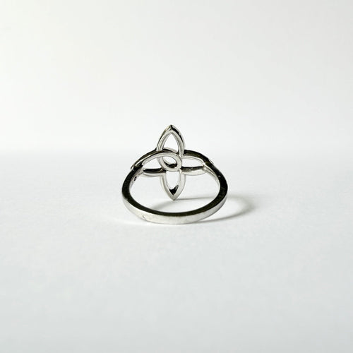 https://cdn.shopify.com/s/files/1/0943/8576/6747/files/bague-blossom.jpg?v=1783007909